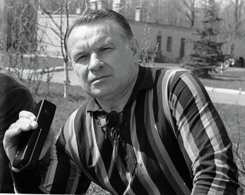 Тренер сборной СССР по футболу: Константин Бесков, в галерее «Дилетанта» () Тренер сборной СССР по футболу: Константин Бесков, в галерее «Дилетанта»