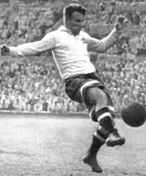 Тренер сборной СССР по футболу: Константин Бесков, в галерее «Дилетанта» () Тренер сборной СССР по футболу: Константин Бесков, в галерее «Дилетанта»