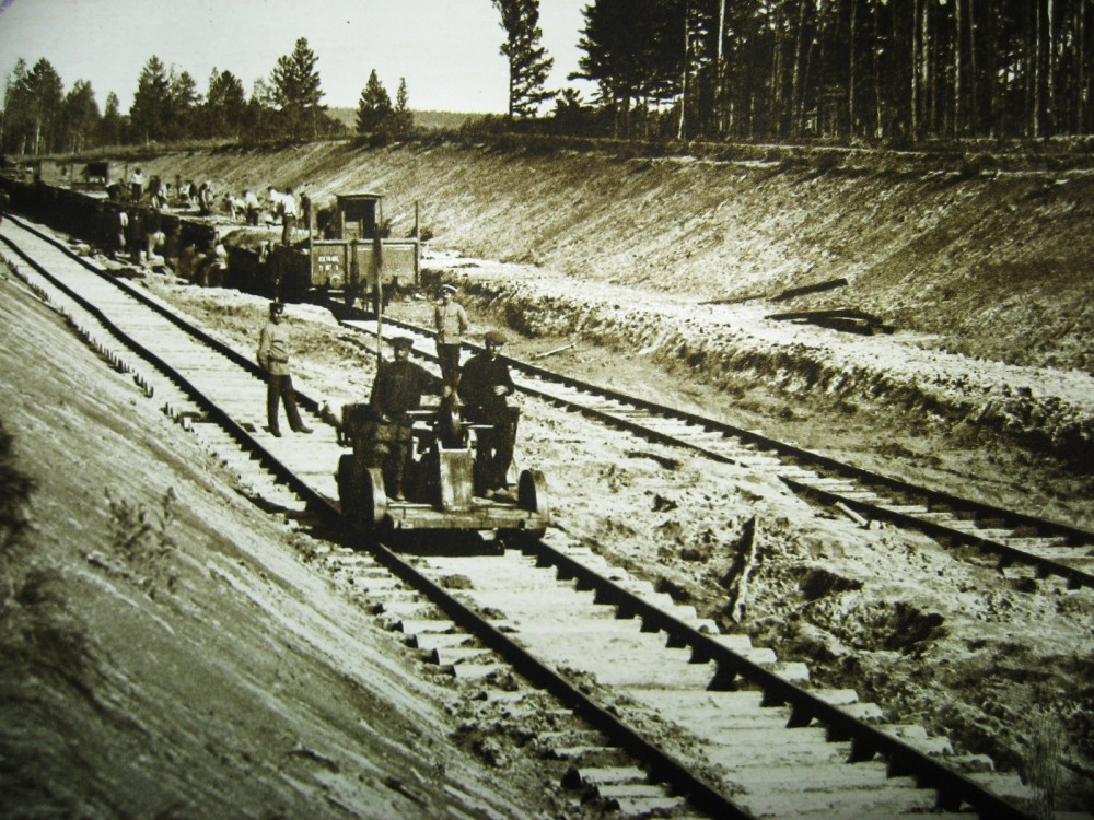 Строительство железной дороги год. Амурская железная дорога 1915г. Амурская железная дорога 1904 год. Амурская дорога (1906—1916). Раскопки железной дороги в Сибири.