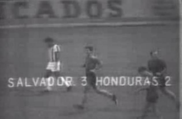 Футбольный матч, превратившийся в войну () Футбольный матч, превратившийся в войну