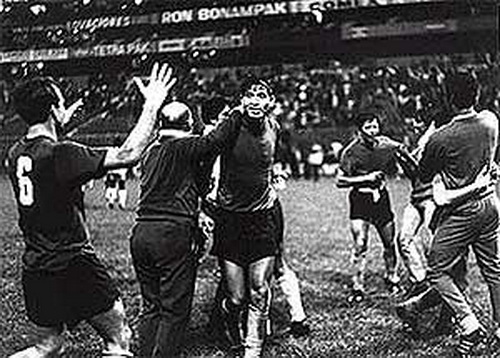 Футбольный матч, превратившийся в войну () Футбольный матч, превратившийся в войну