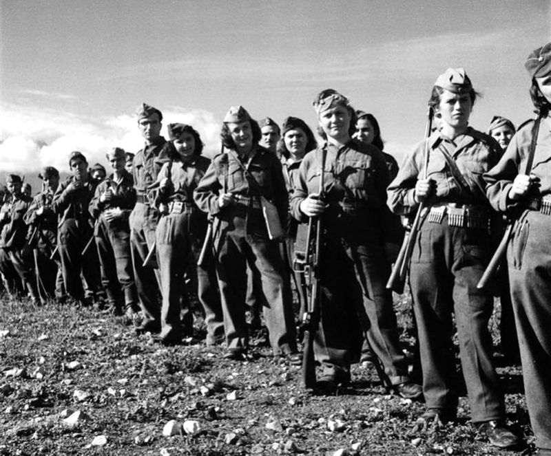 Греческие партизаны против гитлеровцев, британцев и их ставленников () Греческие партизаны против гитлеровцев, британцев и их ставленников