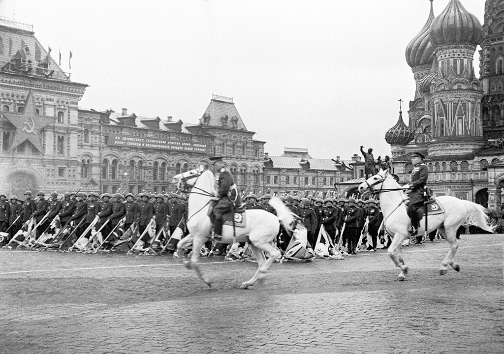 История в фотографиях: первый парад Победы. Красная площадь, 24 июня 1945 г. () История в фотографиях: первый парад Победы. Красная площадь, 24 июня 1945 г.