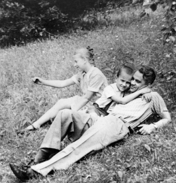 Он был идеологом советской космической программы () Он был идеологом советской космической программы