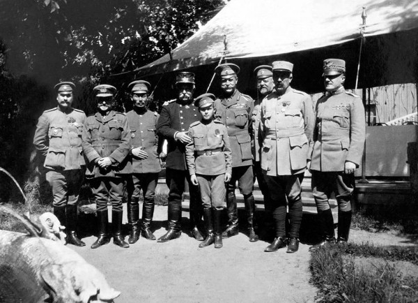 Жизнь Николая II в Ставке в 1915-16 годах () Жизнь Николая II в Ставке в 1915-16 годах