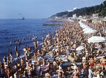 В ОБЫЧНЫЕ ГОДЫ НА ПЛЯЖАХ ЯЛТЫ НЕЛЬЗЯ БЫЛО ПРОТОЛКНУТЬСЯ В ОБЫЧНЫЕ ГОДЫ НА ПЛЯЖАХ ЯЛТЫ НЕЛЬЗЯ БЫЛО ПРОТОЛКНУТЬСЯ