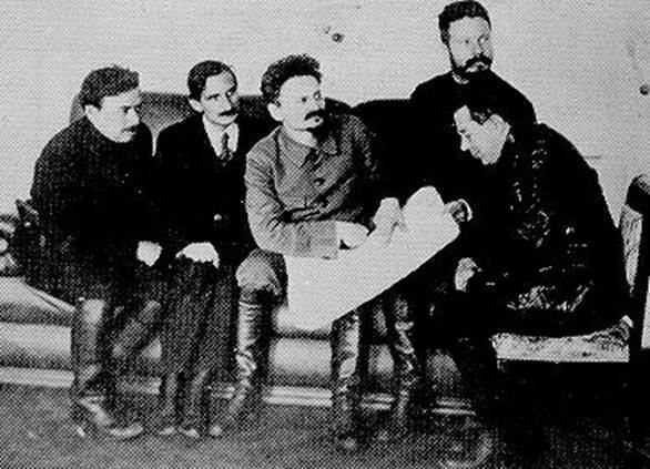 Бела Кун (крайний слева), Лев Троцкий (в центре) и Михаил Фрунце (второй справа) рассматривают карту Крыма.