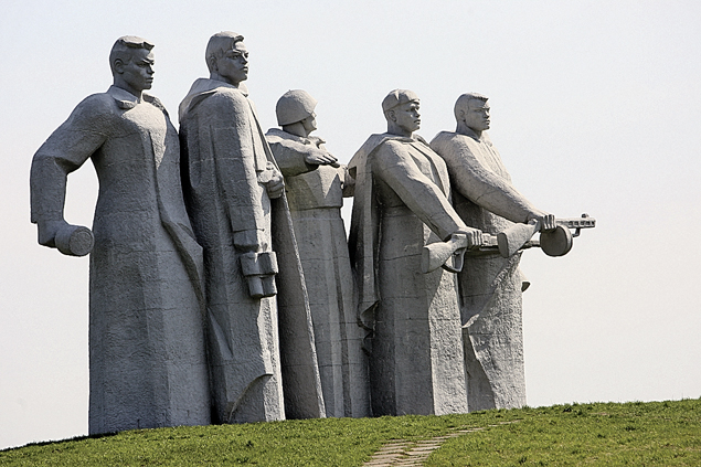 Подвиг героев-панфиловцев пытаются поставить под сомнение () Подвиг героев-панфиловцев пытаются поставить под сомнение