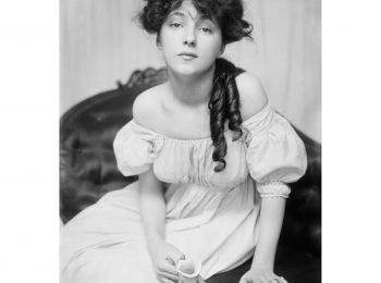 ДЕВУШКА НА КАЧЕЛЯХ