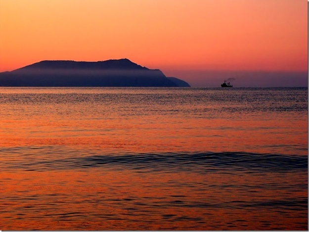 Достопримечательности Крыма: тайна апельсиновых колец и видений мыса Меганом