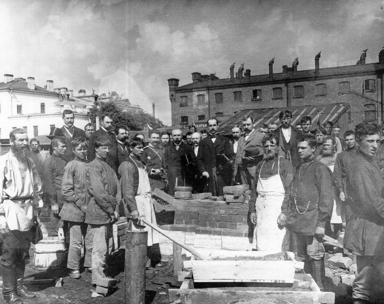 Завод акционерного общества Вестингауза (механический завод, воздушные тормоза) (Прилукская ул., д.2). 01. Представители акционерного общества и гости, присутствующие при закладке завода. 25 мая 1899 Завод акционерного общества Вестингауза (механический завод, воздушные тормоза) (Прилукская ул., д.2). 01. Представители акционерного общества и гости, присутствующие при закладке завода. 25 мая 1899