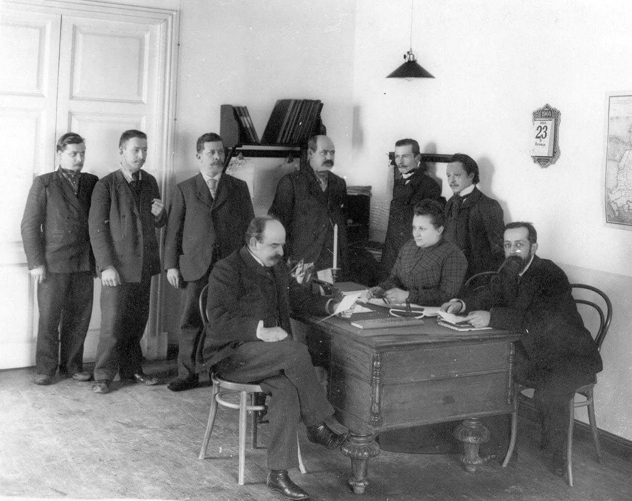 Писчебумажная фабрика акционерного общества Г.И.Паллизен (В.О., Кожевенная линия, д.9 - администрация; контора - в Колпино). 23 января 1904. 01. Хозяин писчебумажной фабрики акционерного общества Г.И.Паллизен просматривает счета в конторе. Писчебумажная фабрика акционерного общества Г.И.Паллизен (В.О., Кожевенная линия, д.9 - администрация; контора - в Колпино). 23 января 1904. 01. Хозяин писчебумажной фабрики акционерного общества Г.И.Паллизен просматривает счета в конторе.