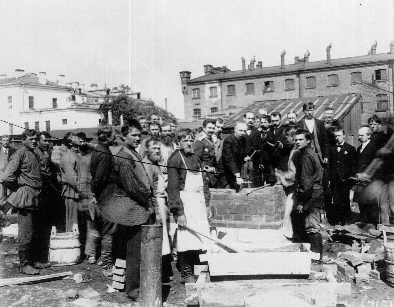 03. Представители акционерного общества Вестингауза укладывают первые кирпичи. 25 мая 1899 03. Представители акционерного общества Вестингауза укладывают первые кирпичи. 25 мая 1899