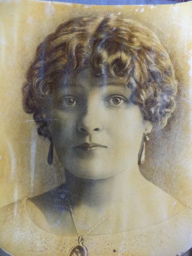 Тайна девушки с крестом () Тайна девушки с крестом