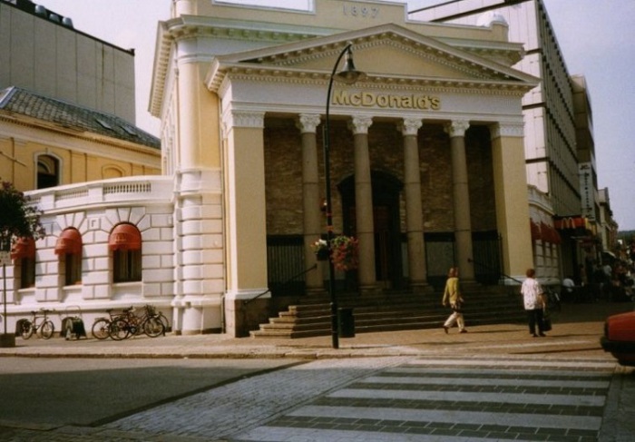 Знаменитый ресторан McDonald's, располагающийся в здании с колоннами, Норвегия, 1996 год. Знаменитый ресторан McDonald's, располагающийся в здании с колоннами, Норвегия, 1996 год.