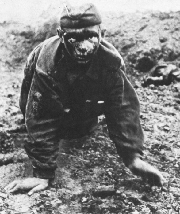 Солдат Красной армии направляется к немецким линиям во время Курской битвы, СССР, июль 1943 года. Солдат Красной армии направляется к немецким линиям во время Курской битвы, СССР, июль 1943 года.