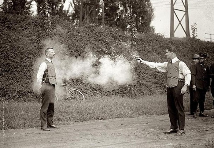 Тест пуленепробиваемого жилета. Тест пуленепробиваемого жилета.