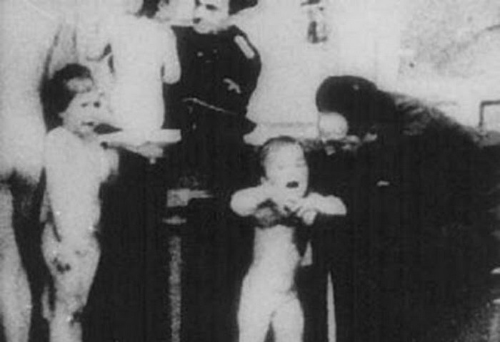 Немецкие офицеры осматривают польских детей. Немецкие офицеры осматривают польских детей.