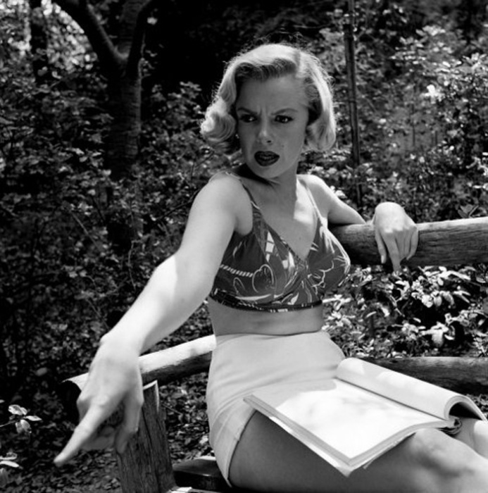 Неизвестная Мэрилин Монро: шикарные снимки скандальной знаменитости () Неизвестная Мэрилин Монро: шикарные снимки скандальной знаменитости