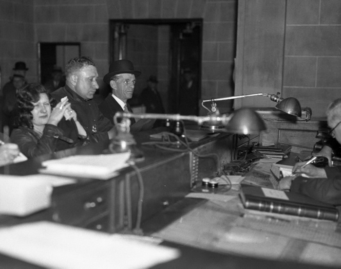 Мери Бейкер в полицейском участке в Бронксе. В гангстерской среде была известна как девушка с двумя пистолетами, 1933 год Мери Бейкер в полицейском участке в Бронксе. В гангстерской среде была известна как девушка с двумя пистолетами, 1933 год