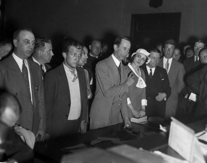 Лотти Кол, вдова Винсента Кола, вместе с двумя соучастниками-мафиози обвиняется в убийстве прохожего во время ограбления, 1933 год Лотти Кол, вдова Винсента Кола, вместе с двумя соучастниками-мафиози обвиняется в убийстве прохожего во время ограбления, 1933 год