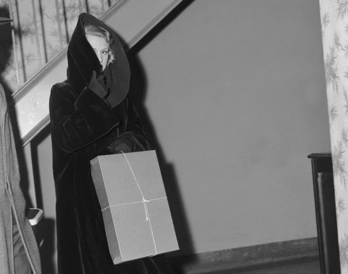 Полиция забирает Дрейк на допрос сразу после того, как ее бойфренд Нат Нельсон был убит. Девушку видели с ним за пару часов до смерти, 1952 год Полиция забирает Дрейк на допрос сразу после того, как ее бойфренд Нат Нельсон был убит. Девушку видели с ним за пару часов до смерти, 1952 год