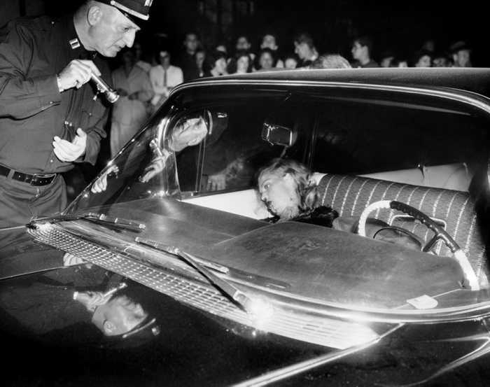 В 1959 году девушку нашли застреленной на переднем сидении черного кадиллака Малыша Оги Писано В 1959 году девушку нашли застреленной на переднем сидении черного кадиллака Малыша Оги Писано