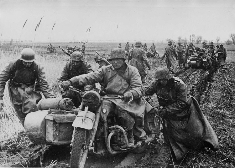 «Гитлера победила русская грязь» () «Гитлера победила русская грязь»