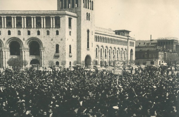 Как митинг памяти 50-летия геноцида армян раскрутил местный национализм () Как митинг памяти 50-летия геноцида армян раскрутил местный национализм