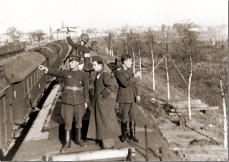 Стоит над горою Алёша?.. () Стоит над горою Алёша?..