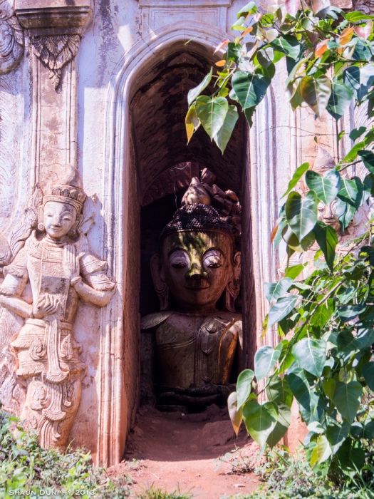 Очень доброжелательные статуи. Очень доброжелательные статуи.