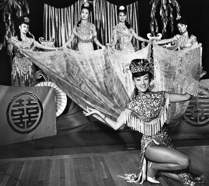 Ночная жизнь в кабаре Чайна-таун: американское искусство на китайский лад () Ночная жизнь в кабаре Чайна-таун: американское искусство на китайский лад