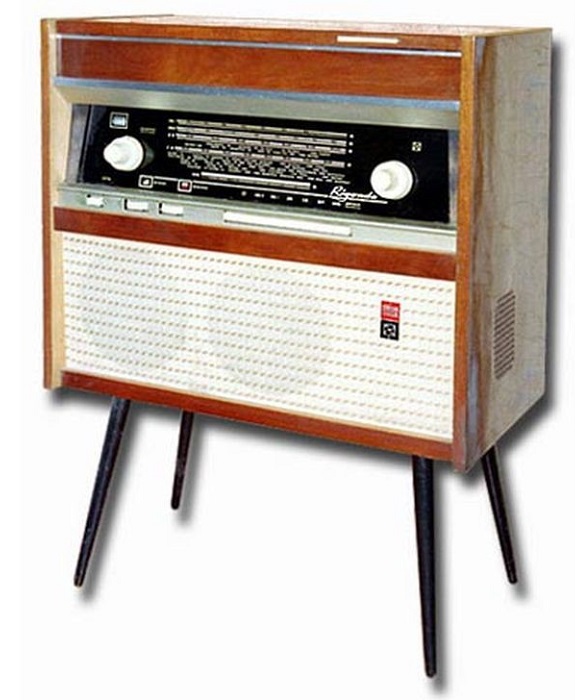 Радиола 1-го класса «Ригонда-Моно», выпускавшаяся на Рижском радиозаводе им А.С.Попова. Радиола 1-го класса «Ригонда-Моно», выпускавшаяся на Рижском радиозаводе им А.С.Попова.