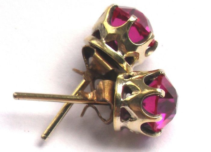 Стоили ювелирные украшения дорого, но при этом имелись в каждом доме – на них копили, их доставали и, в итоге, передавали по наследству. Стоили ювелирные украшения дорого, но при этом имелись в каждом доме – на них копили, их доставали и, в итоге, передавали по наследству.