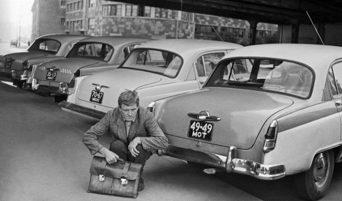 Наличие собственного автомобиля говорило о состоятельности человека, а марка машины позволяла определить степень его дохода. Наличие собственного автомобиля говорило о состоятельности человека, а марка машины позволяла определить степень его дохода.