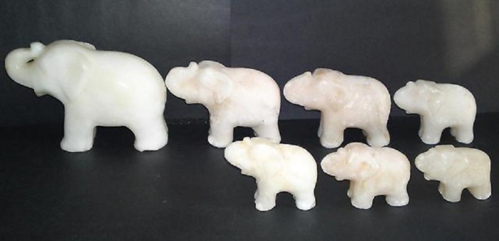 Считалось, что слоники выстроившиеся где-нибудь на полке серванта, приносят дому счастье и удачу. Считалось, что слоники выстроившиеся где-нибудь на полке серванта, приносят дому счастье и удачу.