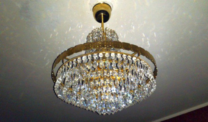 Люстра являлась показателем высокого статуса семьи, раз в полгода ее снимали и тщательно промывали от пыли, после чего возвращали на прежнее место. Люстра являлась показателем высокого статуса семьи, раз в полгода ее снимали и тщательно промывали от пыли, после чего возвращали на прежнее место.