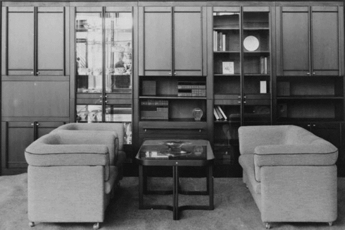 Качество югославских «стенок» было очень высокое, поэтому их умудрялись встроить даже в самую маленькую квартиру, поскольку иметь такую мебель в доме было очень престижно. Качество югославских «стенок» было очень высокое, поэтому их умудрялись встроить даже в самую маленькую квартиру, поскольку иметь такую мебель в доме было очень престижно.