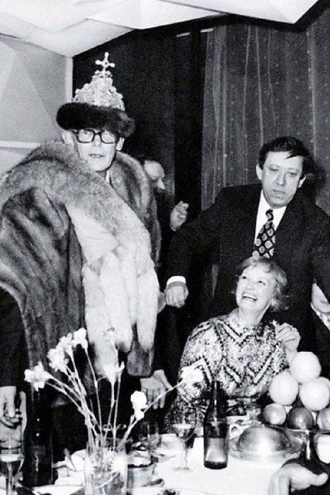 Празднование окончания съемок картины «Бриллиантовая рука», 1969 год. Празднование окончания съемок картины «Бриллиантовая рука», 1969 год.