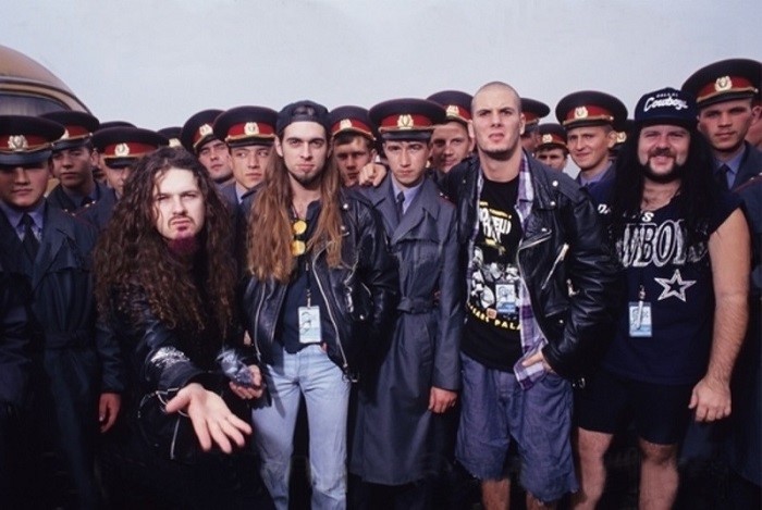 Группа в окружении милиции на фестивале Monsters Of Rock, Тушино, 1991 год. Группа в окружении милиции на фестивале Monsters Of Rock, Тушино, 1991 год.