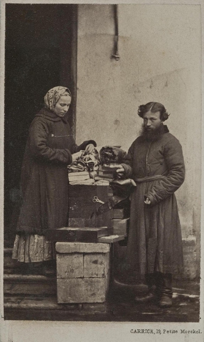 Парень с озорными глазами продаёт на улице товары для рукоделия. Парень с озорными глазами продаёт на улице товары для рукоделия.