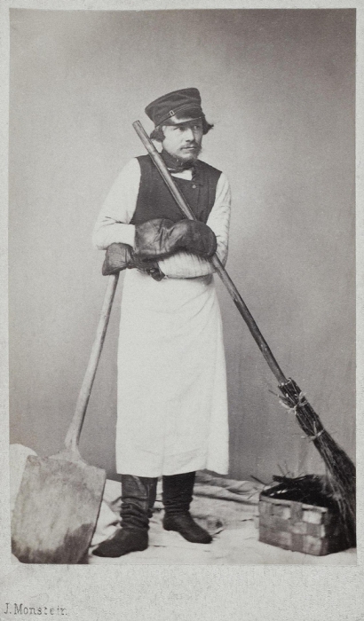 Дворник с метлой, лопатой и корзиной для мусора. Дворник с метлой, лопатой и корзиной для мусора.