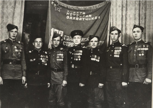 Два человека с орденами Славы на груди