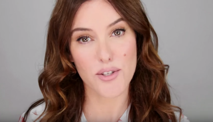 Естественный макияж популярен в начале 21 века. Естественный макияж популярен в начале 21 века.