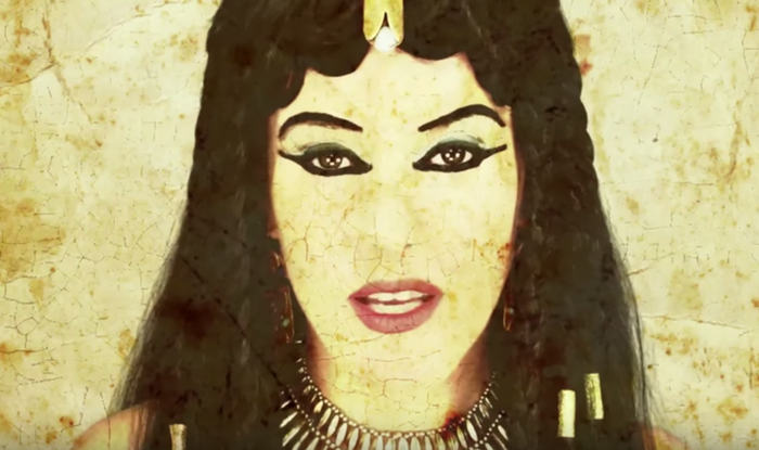 В Древнем Египте ярко красились и женщины и мужчины. В Древнем Египте ярко красились и женщины и мужчины.