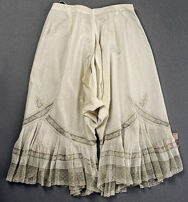 Дамское нижнее бельё второй половины XIX века: «аморальные» батистовые панталоны () Дамское нижнее бельё второй половины XIX века: «аморальные» батистовые панталоны