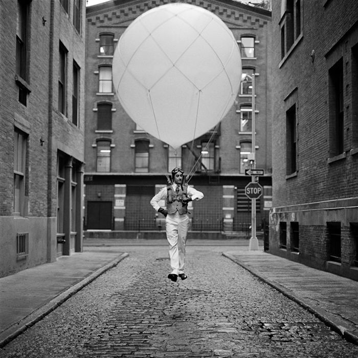 На шаре. Автор фото: Rodney Smith.