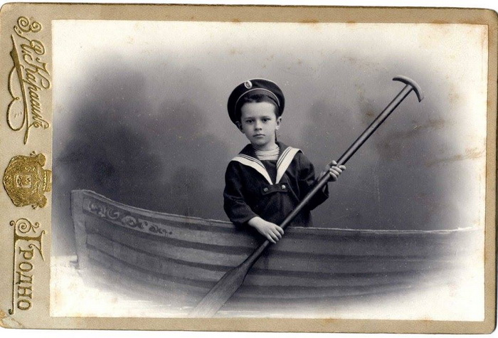 На картонной лодке - к светлому будущему? Наивные декорации старинных фотоателье () На картонной лодке - к светлому будущему? Наивные декорации старинных фотоателье