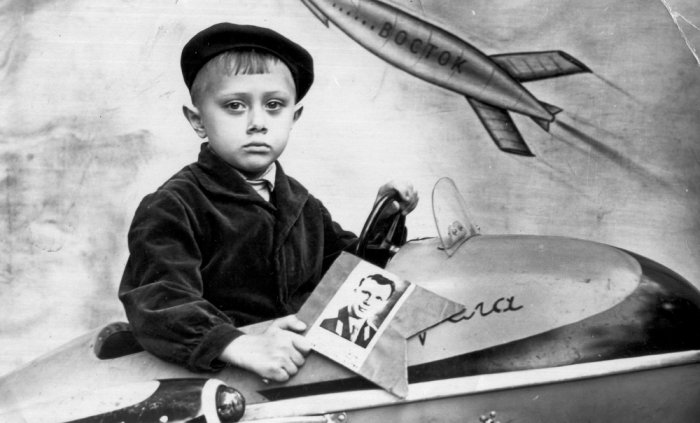 На картонной лодке - к светлому будущему? Наивные декорации старинных фотоателье () На картонной лодке - к светлому будущему? Наивные декорации старинных фотоателье