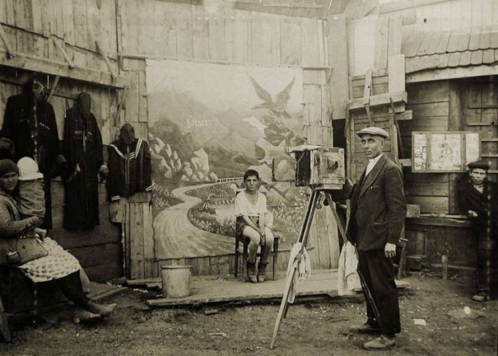 На картонной лодке - к светлому будущему? Наивные декорации старинных фотоателье () На картонной лодке - к светлому будущему? Наивные декорации старинных фотоателье